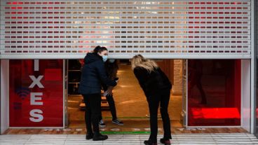 En Barcelona se decretó también el cierre de centros comerciales y gimnasios.