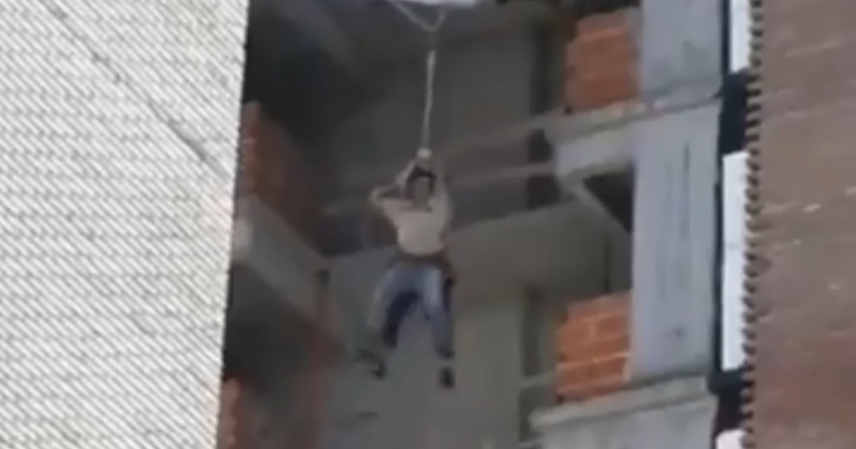 Impresionante video: obreros quedaron colgando de un edificio de Pellegrini y Rodríguez