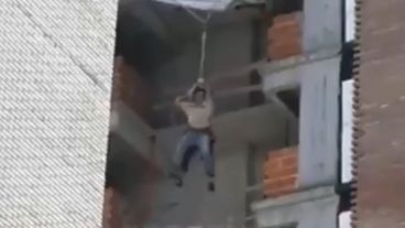 Así quedaron colgados los obreros en el edificio céntrico