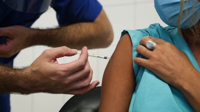 La vacunación continuará por etapas en la provincia. 