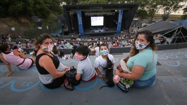 Grupos de dos, cuatro y hasta seis personas con una distancia mínima de 1,5 metro.