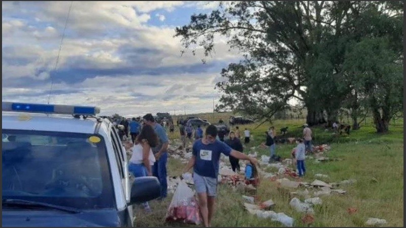 Los vecinos empezaron a cargar los packs en sus vehículos particulares.