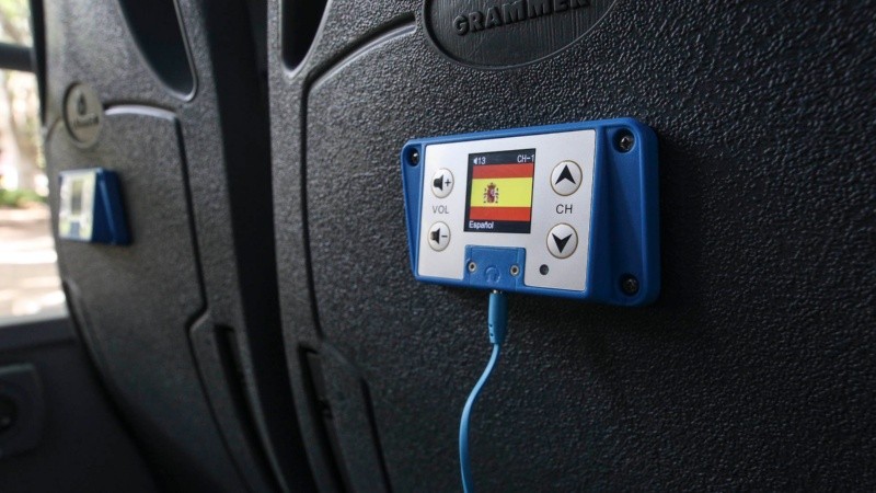 Cuenta con audios disponibles en varios idiomas que van describiendo cada lugar visitado.