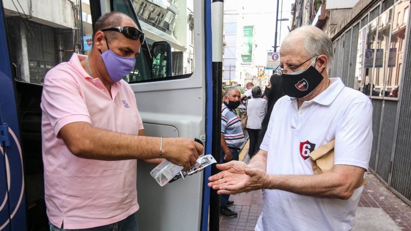 Los pasajeros reciben alcohol en gel y auriculares antes de subir. 