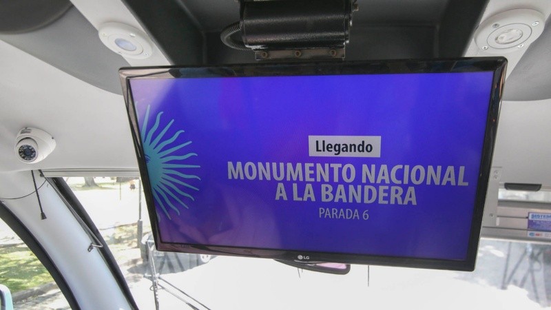 Una pantalla al frente del bus indica el lugar arribado.