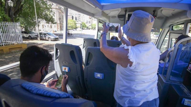 Los pasajeros van tomando fotos en cada punto del recorrido.