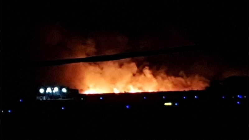 Las llamas se extendían rápidamente por el predio.