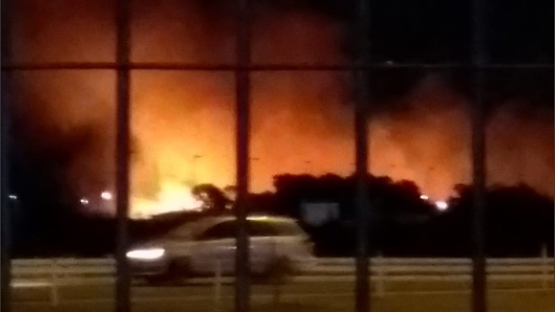 Las llamas de dimensiones preocupaban a los vecinos.