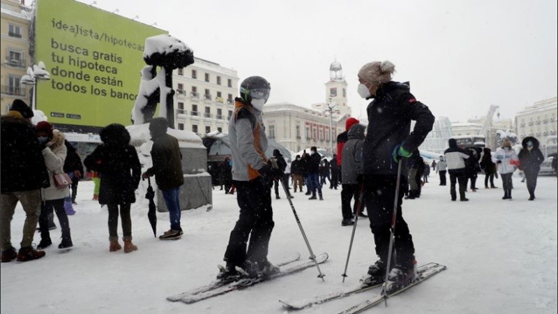 Esquí en la puerta del Sol, en Madrid, este sábado en el que la península sigue afectada por el temporal Filomena .
