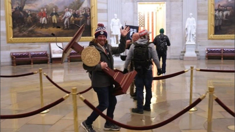 La imagen de Adam Christian Johnson, de 36 años, durante el ataque al Capitolio.