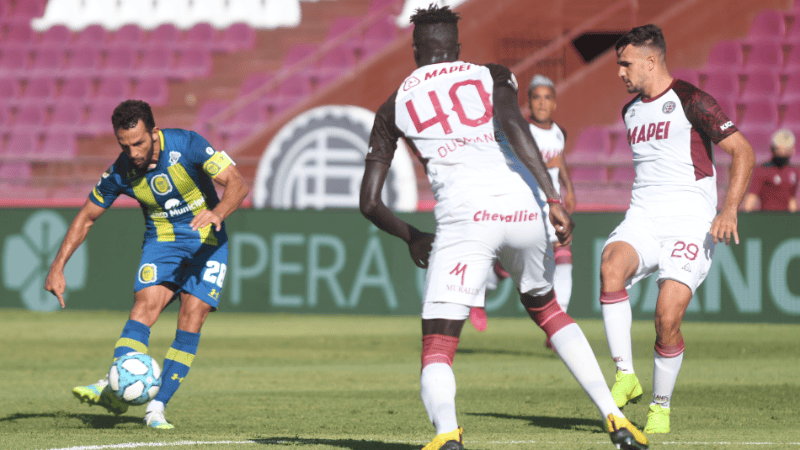 Lucas Gamba probó de afuera del área, una de las pocas chances del primer tiempo.