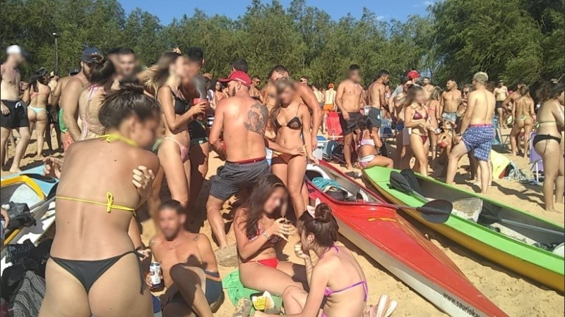 Fiestas en la isla, una imagen que podría contribuir a lo que los pensadores señalan como estigmatización hacia los jóvenes.