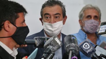 El intendente Pablo Javkin, el subsecretario de Prevención y Control Urbano del Ministerio de Seguridad de Santa Fe, Alberto Mongia, el fiscal Luis Schiappa Pietra.