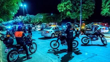 Los agentes de tránsito controlarán la documentación necesaria para circular por las calles de la ciudad.