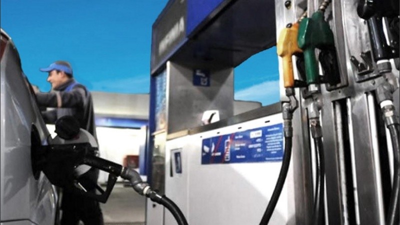 La suba del combustible castiga el bolsillo argentino y empuja otras subas. 
