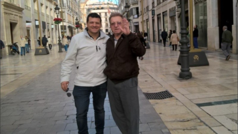 El doctor José Visnovezky junto a su hijo Julián en un viaje a España. 