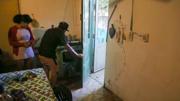 Manchas de sangre en la casa del hombre que murió.