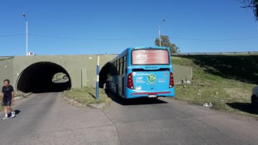 Así se incrustó el colectivo en el puente de Circunvalación