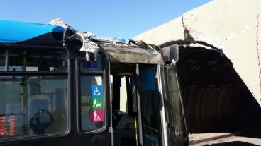 Así se incrustó el colectivo en el puente de Circunvalación