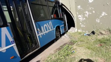 Así se incrustó el colectivo en el puente de Circunvalación