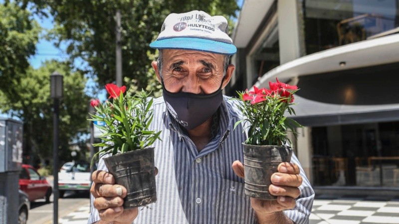 Nino de 65 años junto a sus plantines.