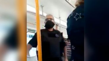 "La persona que no lo tenga colocado lo voy a bajar de la formación", advirtió el policía.