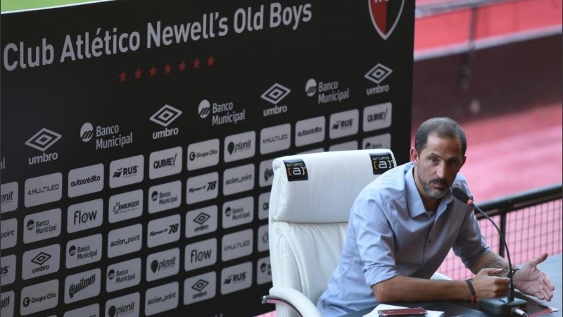 Peratta en conferencia de prensa.