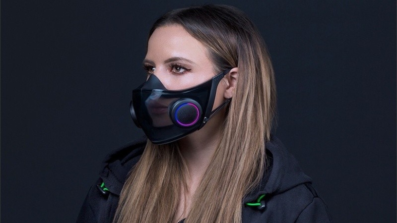 La parte frontal de la máscara es transparente para permitir que las personas puedan ver los gestos faciales.  