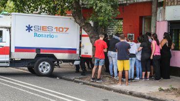 La desolación de familiares y allegados de la víctima en la puerta de la casa.
