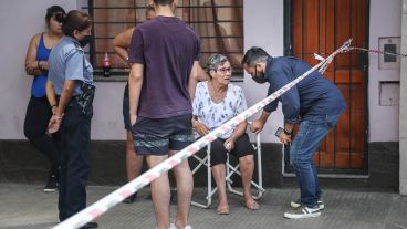 El fiscal Spelta hablando con la madre del hombre asesinado, que escuchó todo desde el baño