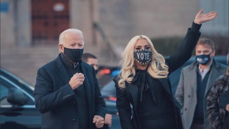 Lady Gaga, que apoyó fuertemente la candidatura de Biden, cantará el Himno Nacional en el evento. 