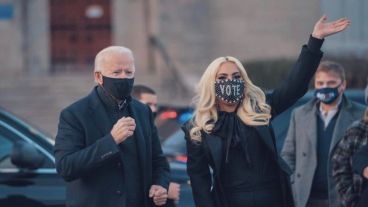 Lady Gaga, que apoyó fuertemente la candidatura de Biden, cantará el Himno Nacional en el evento.