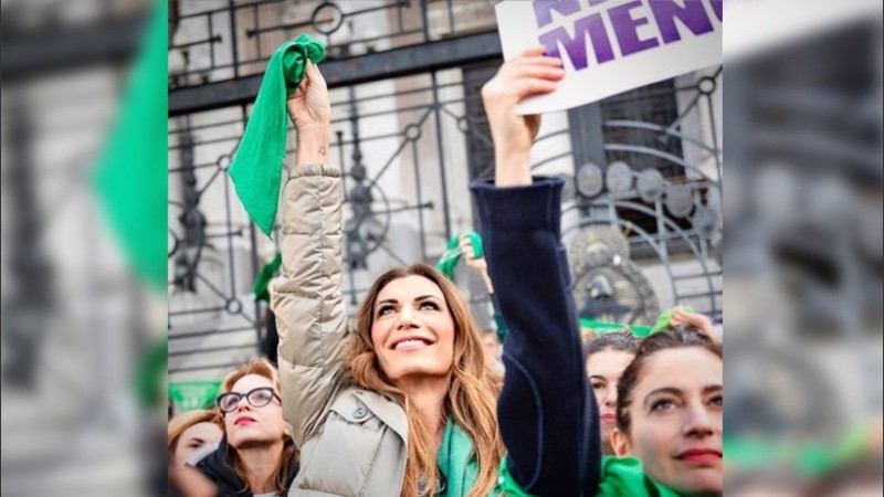  Flor de la V se sumó al reclamo del colectivo Actrices Argentinas que pedían por la Ley de Interrupción Voluntaria del Embarazo.       