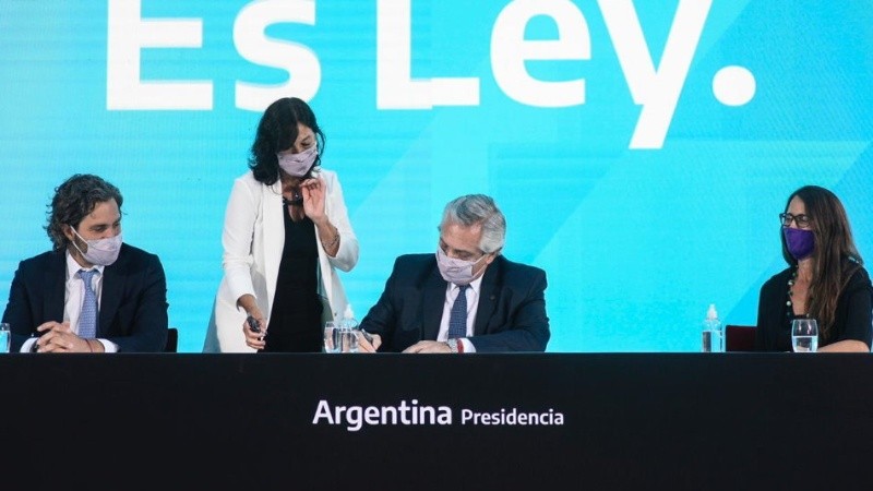 El presidente firmó la ley 27.610 y el aborto ya es legal en la Argentina.