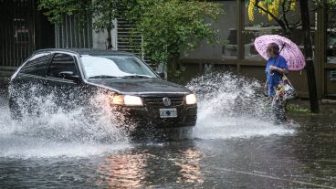 El conductor no baja la velocidad y "baña" a una mujer que intentaba cruzar la calle