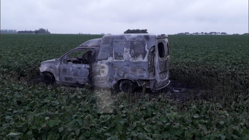 El utilitario en medio de la plantación de soja.