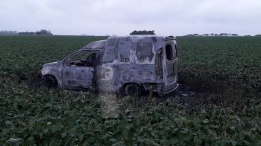 El utilitario en medio de la plantación de soja.