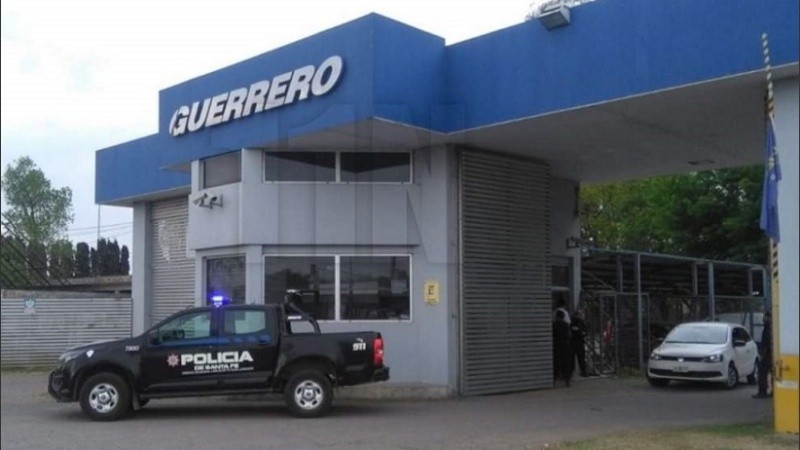 La Policía en la puerta de la planta de Guerrero en San Lorenzo