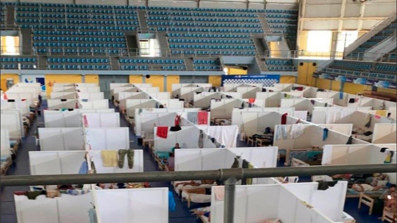Según denunciaron medios locales, hay mucha gente alojada en un único espacio común, donde comparten pasillos y hasta los baños y no se separan a los casos sospechosos de los confirmados.