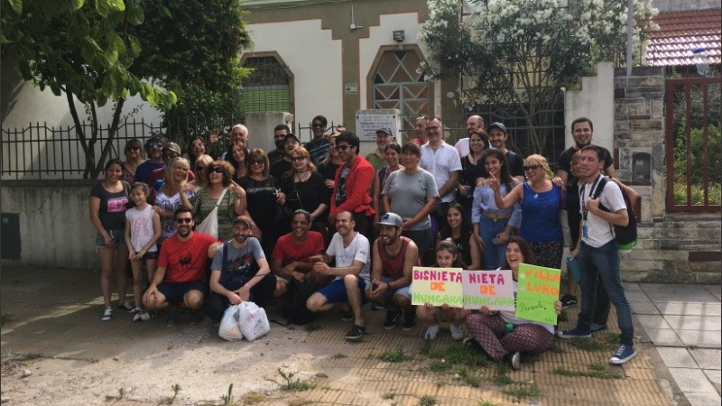 Los carroceros en la puerta de la casa en que se filmó Esperando la carroza