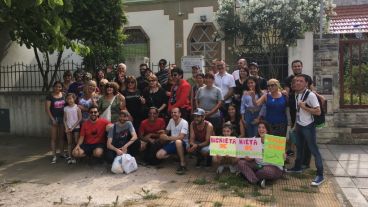 Los carroceros en la puerta de la casa en que se filmó Esperando la carroza