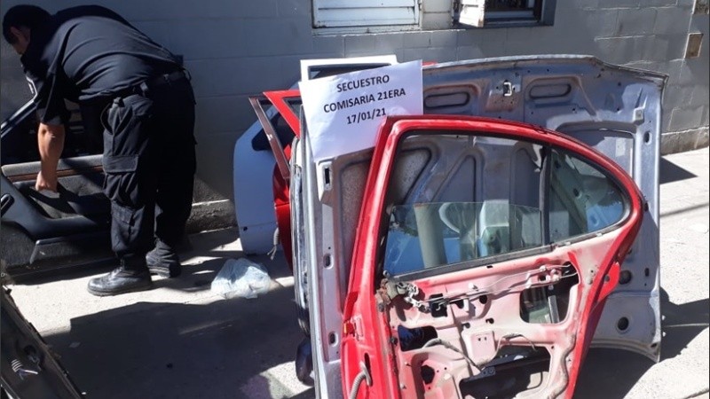 Las partes de autos halladas en el predio de zona oeste.
