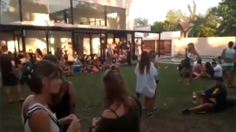 Cerca de 60 personas, todas de entre 20 y 25 años de edad, participaban de una fiesta clandestina en la localidad de Arroyo Leyes el último sábado por la tarde.