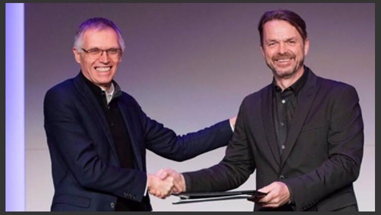 Carlos Tavares (izq), presidente de Grupo PSA, y Mike Manley, consejero delegado de FCA