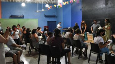 Foto de una reunión con los padres de los chicos anotados.