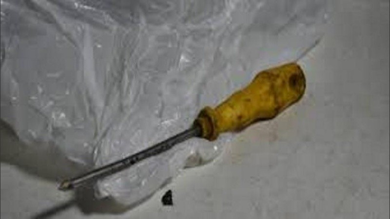 Los vecinos también habían indicado a los policías que la mujer tenía problemas con un ex novio, al que había denunciado por violencia de género. 