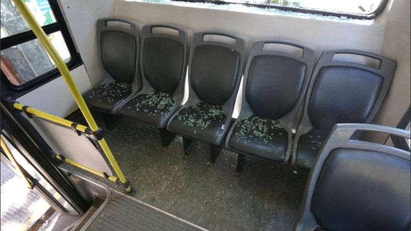 El colectivo atacado este lunes en Santa Fe y Avellaneda.