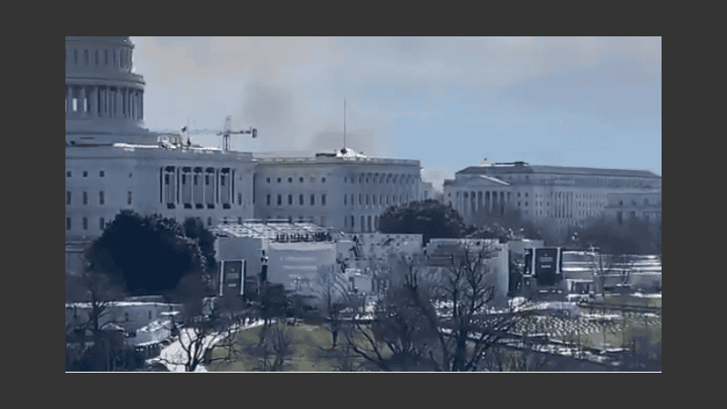 El Capitolio fue cerrado debido al humo de las inmediaciones. 
