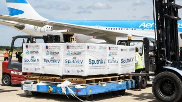 Tras más de 16 horas de vuelo, la aeronave tocó suelo nacional cerca de las 11 de la mañana.