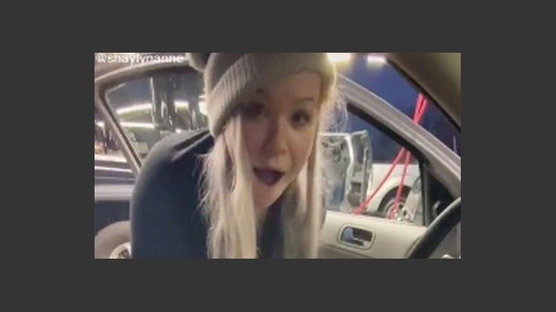 Su amiga la grabó y compartió un video en TikTok.